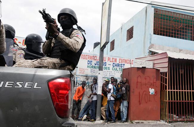 Photo d’un policier à Port-au-Prince, Haïti, le 30 septembre 2019. Ce jour-là, la police a tiré sur le journaliste Edmond Agenor Joseph à Port-au-Prince. (Reuters/Andres Martinez Casares)