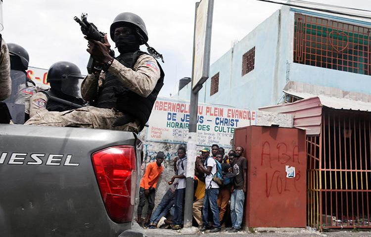 Photo d’un policier à Port-au-Prince, Haïti, le 30 septembre 2019. Ce jour-là, la police a tiré sur le journaliste Edmond Agenor Joseph à Port-au-Prince. (Reuters/Andres Martinez Casares)