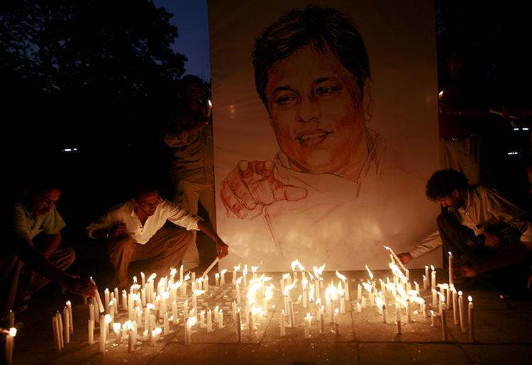 A vigil for journalist Lasantha Wickramatunga is seen in Colombo, Sri Lanka, on January 15, 2009. A U.S. court recently dismissed a civil suit against former Secretary of Defense Gotabaya Rajapaksa over his alleged involvement in the killing. (Reuters/Buddhika Weerasinghe)