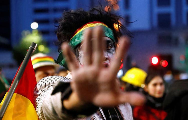 Um manifestante gesticula durante protesto em La Paz em 9 de novembro de 2019. Vários meios de comunicação foram atacados e ameaçados no fim de semana, após agitações que levaram à renúncia do presidente Evo Morales. (Reuters / Kai Pfaffenbach)