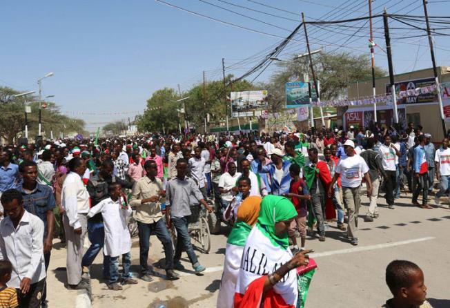 People take part in a parade to mark the 24th self-declared independence day for the breakaway region of Somaliland in the capital Hargeisa on May 18, 2015. On November 18, 2019, Somaliland police shut down a TV station and arrested its editor. (Reuters/Feisal Omar)