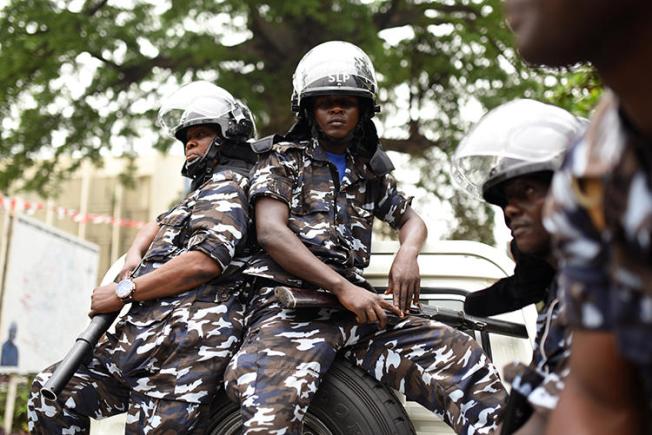 Police officers are seen in Freetown, Sierra Leone, on March 26, 2018. Presidential bodyguards recently attacked a group of journalists in Freetown. (Reuters/Olivia Acland)