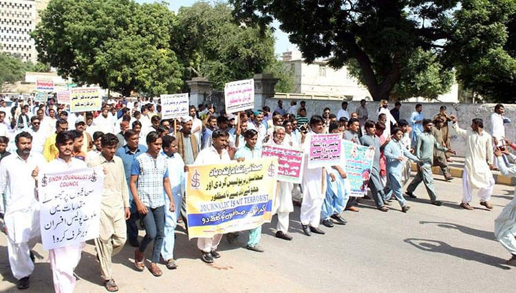 Journalists in Sindh province pictured at a protest in 2019. Police on December 24 arrested Daily Jurat reporter Ajeeb Lakho. (Ejaz Korai)