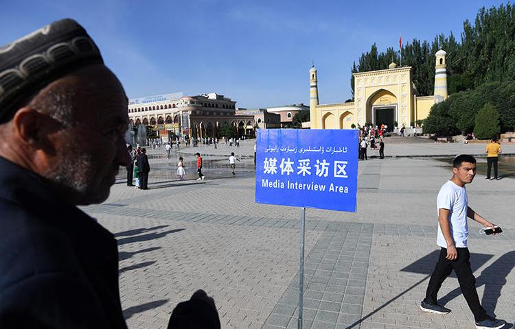 Photo du 5 juin 2019 montrant une « zone d'interview avec les médias » aménagée pour les reporters près de la mosquée Idkah le matin d'Eid al-Fitr, date à laquelle les musulmans à travers le monde célèbrent la fin du Ramadan, à Kashgar, dans la région de Xinjiang au nord-ouest de la Chine. La Chine a été le pire geôlier de journalistes au monde en  2019, avec au moins 48 prisonniers. (AFP/Greg Baker)