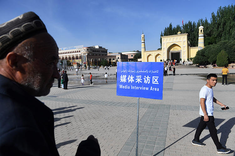 На фотографии, сделанной 5 июня 2019 года, показана «зона интервью для СМИ» для репортеров, установленная возле мечети Ид Ках в утро Ид-аль-Фитр, когда мусульмане всего мира празднуют окончание Рамадана, в Кашгаре, в северо-западном регионе Китая Синьцзяне. В 2019 году Китай занял первое место в списке стран, заключивших наибольшее количество журналистов за решетку - 48 человек на данный момент находятся в тюрьме. (Франс Пресс/Грег Бейкер)