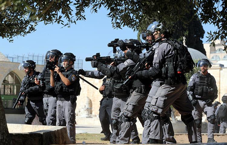 Israeli police officers are seen in Jerusalem on August 11, 2019. Israeli authorities recently arrested Palestinian journalist Sameh al-Titi. (Reuters/Ammar Awad)