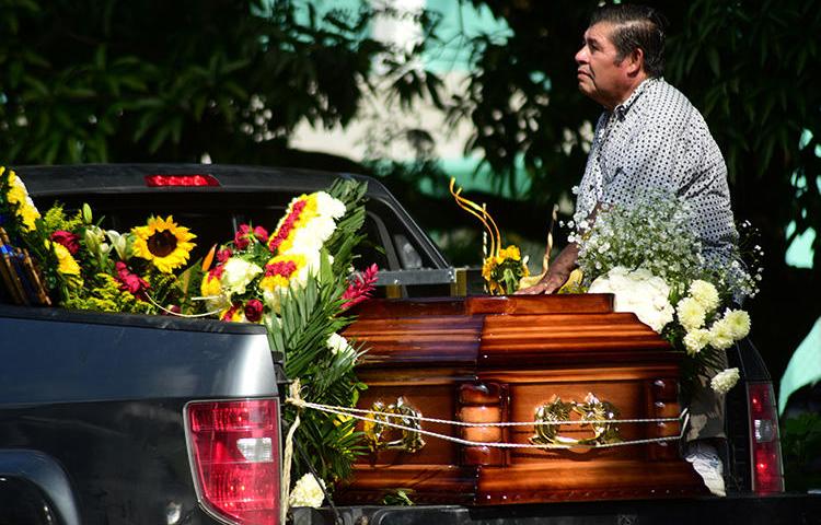 زهور تغطي تابوت الصحفي المكسيكي خورخي سيليستينو رويز فاسكيز، الذي قُتل في فيراكروس في أغسطس/ آب. وهذا الصحفي هو أحد خمسة صحفيين على الأقل اغتيلوا انتقاماً منهم على عملهم في المكسيك في عام 2019. (رويترز/ أوسكار مارتينيز)