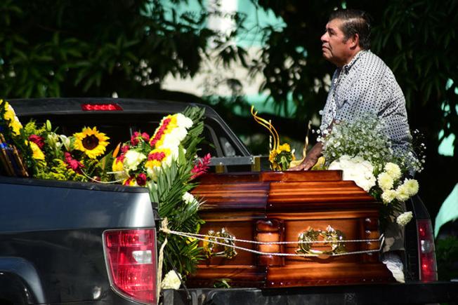 Des fleurs recouvrent le cercueil du journaliste mexicain Jorge Celestino Ruiz Vazquez, tué à Veracruz en août. Ruiz fait partie d'au moins cinq journalistes assassinés en représailles à leur travail au Mexique en 2019. (Reuters/Oscar Martinez)
