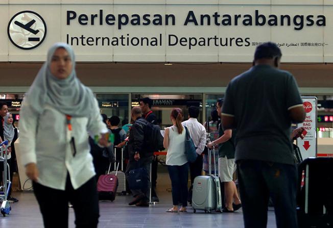 Travelers are seen at Kuala Lumpur International Airport in Malaysia on February 15, 2016. Syrian Kurdish journalist Himbervan Kousa was recently arrested at the airport. (Reuters/Lai Seng Sin)