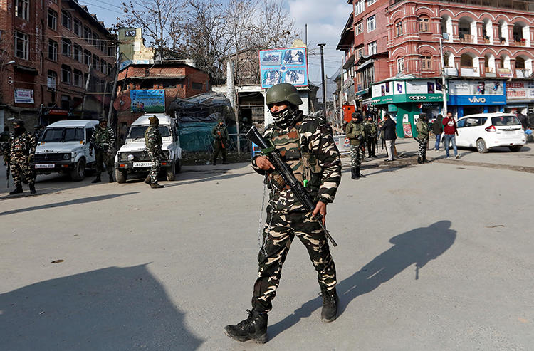 Indian security forces personnel patrol a street in Srinagar on January 10, 2020. Press freedom concerns persist in Jammu and Kashmir, where internet has been only partially restored after a months-long shutdown. (Reuters/Danish Ismail)