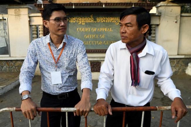 Former Radio Free Asia journalists Yeang Sothearin (L) and Uon Chhin (R) arrive at the court of appeal in Phnom Penh, Cambodia, on January 20, 2020, for a hearing. On January 28, the appeals court upheld espionage investigations against the two journalists. (AFP/Tang Chhin Sothy)