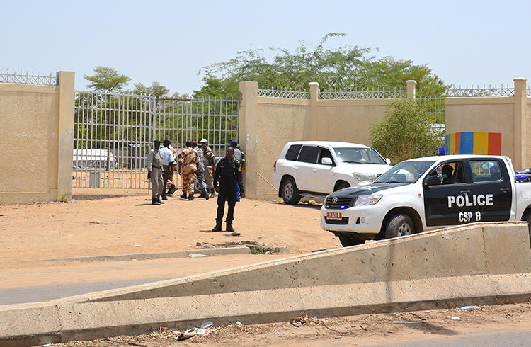 Les forces de police à N'Djamena, au Tchad, le 15 juin 2015. La police a récemment arrêté le journaliste Ali Hamata Achène pour des actes présumés de diffamation et d’outrage à magistrat. (AFP/Brahim Adji)
