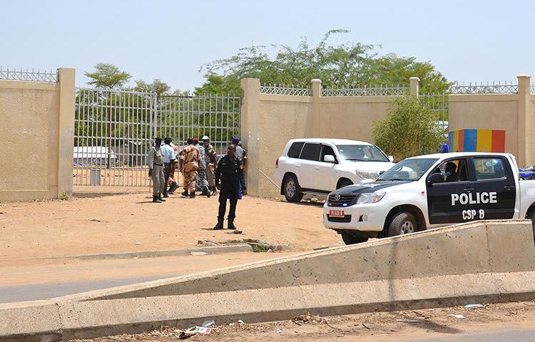 Police forces are seen in N'Djamena, Chad, on June 15, 2015. Police recently arrested journalist Ali Hamata Achène for alleged defamation and contempt of court. (AFP/Brahim Adji)