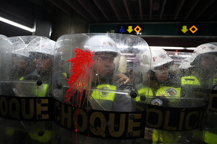 Policiais em São Paulo, Brasil, em 7 de janeiro de 2020. Em meio a protestos recentes, a polícia deteve e atacou jornalistas. (Reuters/Amanda Perobelli)