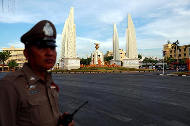 A police officer is seen in Bangkok, Thailand, on May 2, 2019. A Thai court recently sentenced journalist Suchanee Cloitre to two years in jail for criminal defamation. (Reuters/Soe Zeya Tun)