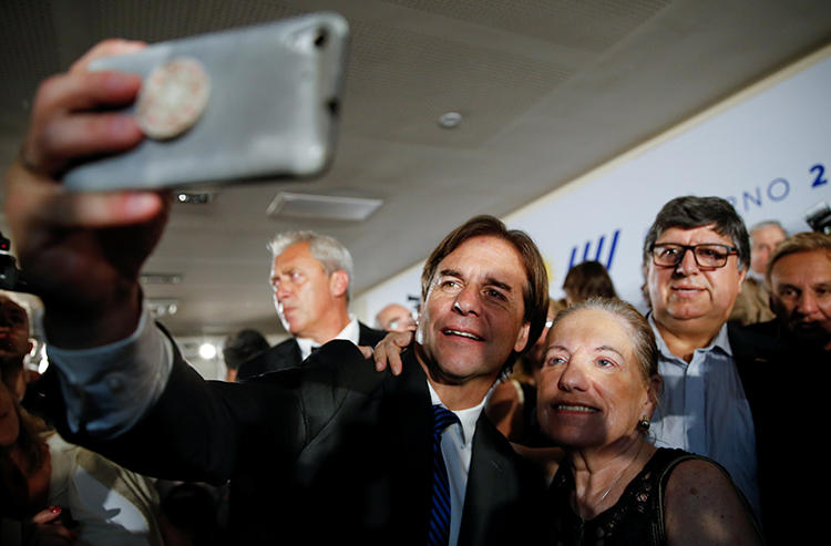 El Presidente electo Luis Lacalle Pou se toma una selfie durante el anuncio de su próximo gabinete, en Montevideo, Uruguay, en diciembre de 2019. Su partido está buscando introducir el ‘derecho al olvido’ en un proceso legislativo abreviado, levantando preocupaciones en materia de libertad de prensa. (Reuters/Mariana Greif)