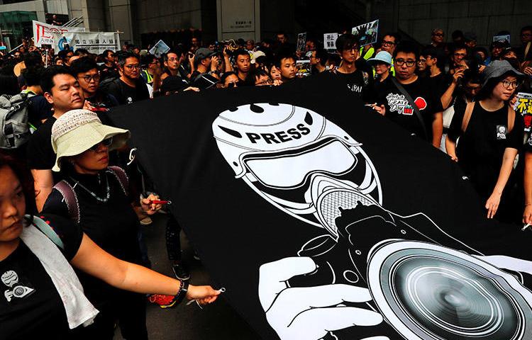 2019年7月4日，香港記者和新聞自由捍衛者發起靜默遊行前往警察總部，譴責警方在反引 渡法案抗議活動中對新聞工作者施暴。（路透社/ Tyrone Siu）