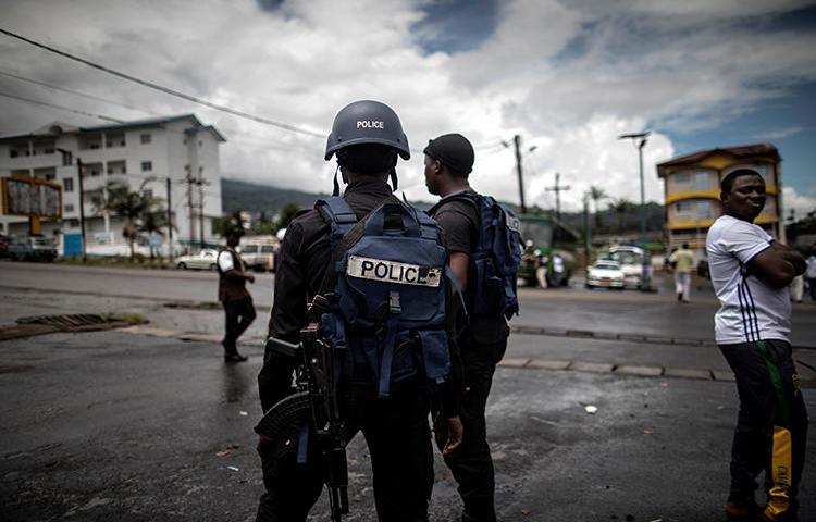 Police officers are seen in Buea, Cameroon, on October 3, 2018. Cameroonian journalist Martinez Zogo has been jailed since January. (AFP/Marco Longari)