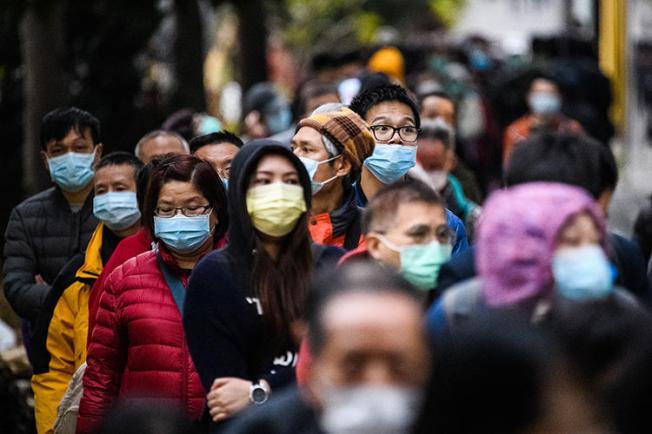 2020年2月5日，香港人民排队买口罩，以防冠状病毒疫情的传播；该病毒最早在中国武汉出现。（法新社/Anthony Wallace）
