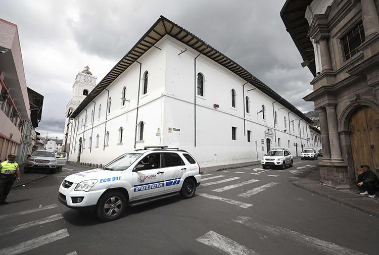 Imagen de vehículos policiales en Quito, Ecuador, el 13 de octubre de 2019. El periodista ecuatoriano Víctor Aguirre recientemente sobrevivió a un ataque con explosivo en su casa.  (AP/Fernando Vergara)