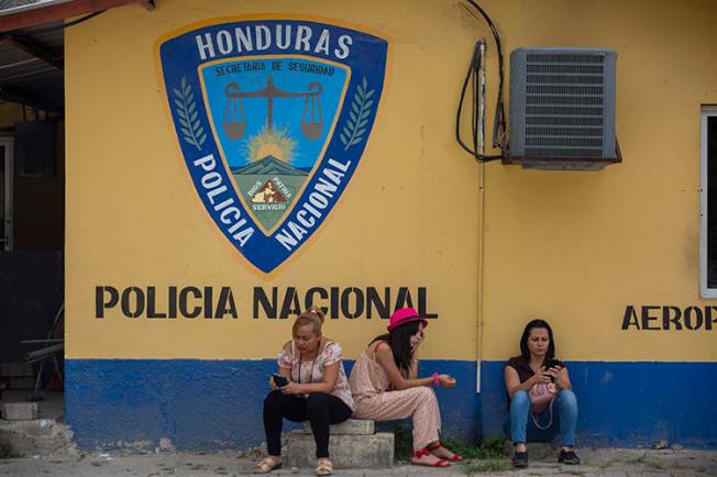 Imagen de un agente de la Policía Nacional de Honduras en La Lima, el 29 de noviembre de 2019. Recientemente, periodistas del medio local El Perro Amarillo han recibido amenazas de muerte. (AP/Moises Castillo)