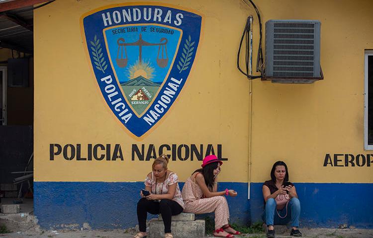 Imagen de un agente de la Policía Nacional de Honduras en La Lima, el 29 de noviembre de 2019. Recientemente, periodistas del medio local El Perro Amarillo han recibido amenazas de muerte. (AP/Moises Castillo)