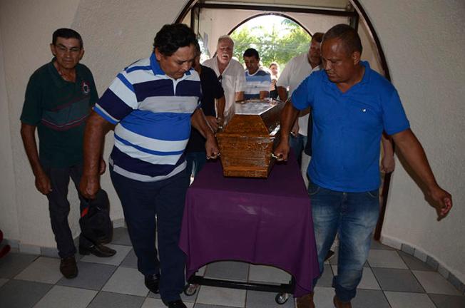 Parentes do jornalista brasileiro Leo Veras carregam seu caixão em Pedro Juan Caballero, Paraguai, em 13 de fevereiro de 2020. Veras foi morto em sua casa em 12 de fevereiro (AP / Marciano Candia)