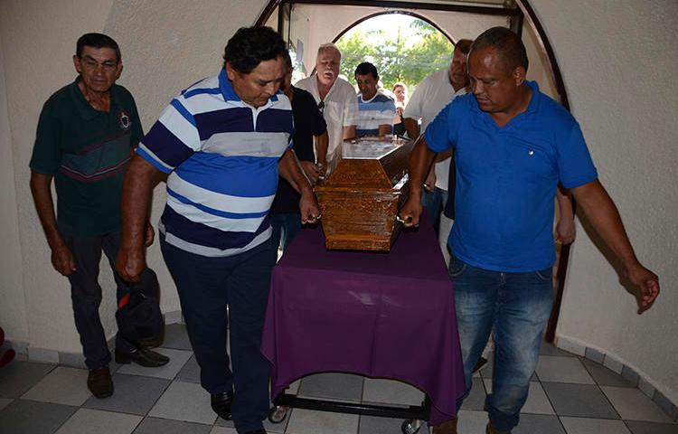 Parentes do jornalista brasileiro Leo Veras carregam seu caixão em Pedro Juan Caballero, Paraguai, em 13 de fevereiro de 2020. Veras foi morto em sua casa em 12 de fevereiro (AP / Marciano Candia)