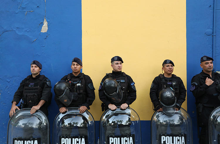 Imagen de agentes policiales en Buenos Aires, Argentina, el 22 de octubre de 2019. Recientemente el periodista argentino Diego Moranzoni recibió amenazas de muerte por su cobertura de un asesinato en Buenos Aires. (Reuters/Joaquin Salguero)
