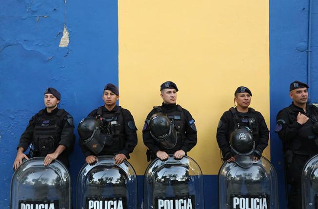 Police officers are seen in Buenos Aires, Argentina, on October 22, 2019. Journalist Diego Moranzoni recently received a death threat over his coverage of a murder in Buenos Aires. (Reuters/Joaquin Salguero)