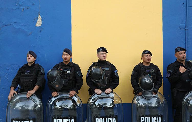 Police officers are seen in Buenos Aires, Argentina, on October 22, 2019. Journalist Diego Moranzoni recently received a death threat over his coverage of a murder in Buenos Aires. (Reuters/Joaquin Salguero)