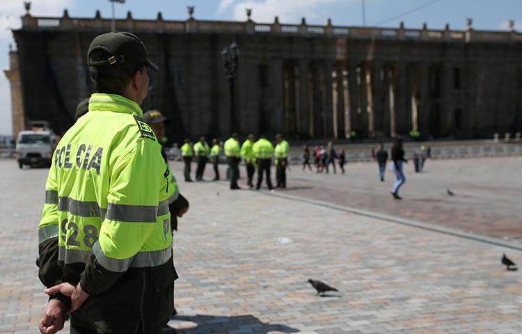 A police officer is seen in Bogota, Colombia, on November 23, 2019. A Colombian court recently issued an arrest warrant for journalist Edison Lucio Torres. (Reuters/Luisa Gonzalez)
