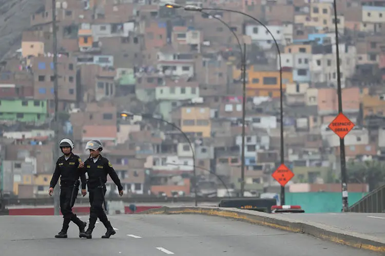 Imagen de policías en Lima, Perú, el 1 de octubre de 2019. Recientemente dos periodistas solicitaron protección policial luego de recibir amenazas y ser vigilados. (Reuters/Guadalupe Pardo)