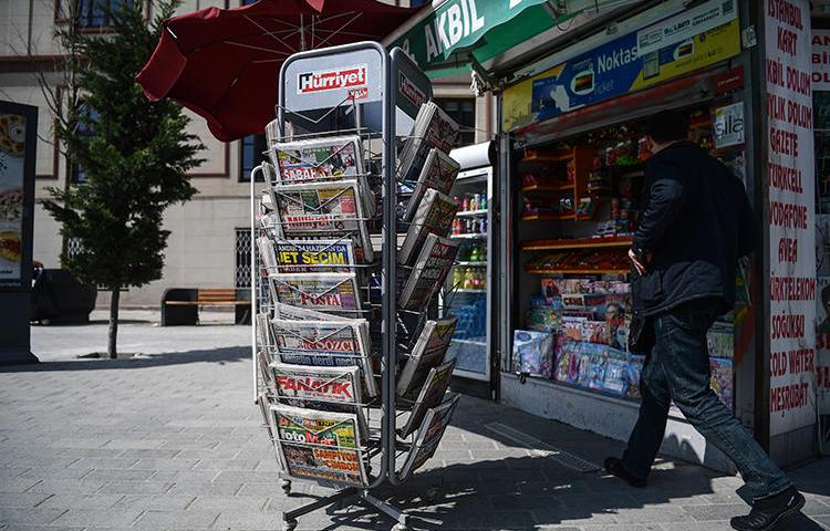 A newsstand is seen in Istanbul, Turkey, on April 19, 2018. CPJ and other press freedom groups recently called on Turkey's ad regulator to lift a ban on advertising in two leftist dailies. (AFP/Ozan Kose)