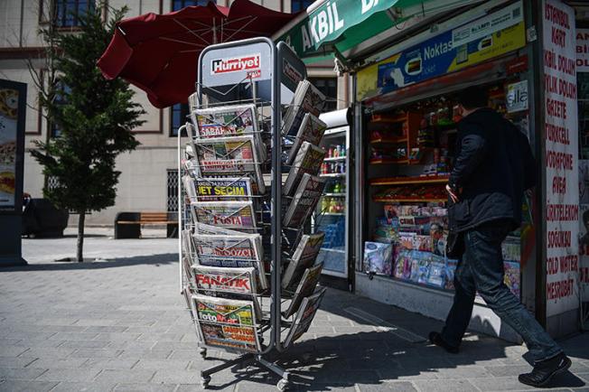 A newsstand is seen in Istanbul, Turkey, on April 19, 2018. CPJ and other press freedom groups recently called on Turkey's ad regulator to lift a ban on advertising in two leftist dailies. (AFP/Ozan Kose)