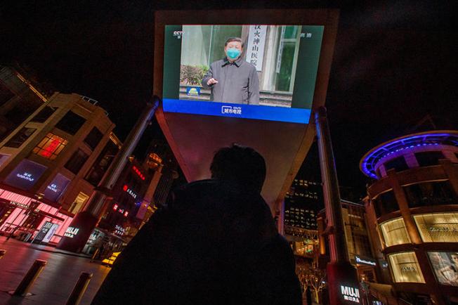 A screen shows a CCTV state media broadcast of Chinese President Xi Jinping's visit to Wuhan at a shopping centre in Beijing on March 10, 2020. Researchers at Citizen Lab have documented Chinese platforms censoring keywords related to the outbreak of the novel coronavirus. (Reuters/Thomas Peter)