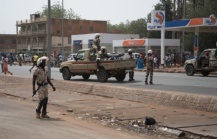 Les forces de sécurité à Niamey au Niger le 15 mars 2020. La police a récemment arrêté le journaliste  Kaka Touda Mamane Goni suite à ses publications sur les réseaux sociaux sur la pandémie de COVID-19. (AFP/Boureima Hama)