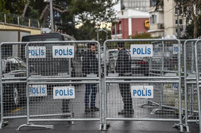 Police officers are seen in Istanbul, Turkey, on January 10, 2019. Turkish authorities recently arrested four more journalists for allegedly violating the country's intelligence laws. (AFP/Ozan Kose)