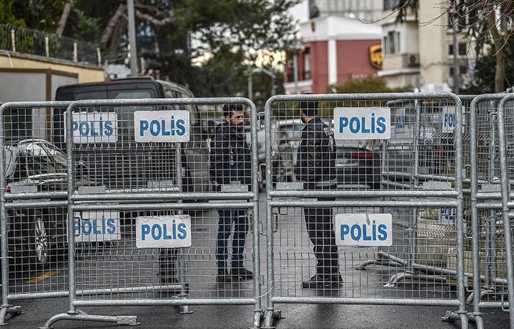 Police officers are seen in Istanbul, Turkey, on January 10, 2019. Turkish authorities recently arrested four more journalists for allegedly violating the country's intelligence laws. (AFP/Ozan Kose)