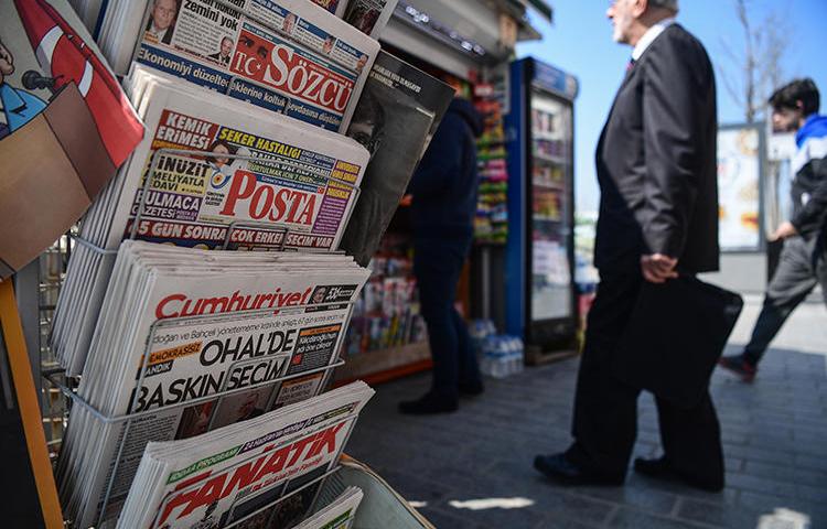 Newspapers are seen in Istanbul, Turkey, on April 19, 2018. CPJ recently joined other press freedom groups in calling on Turkey's ad regulator to lift its ban on the leftist daily Evrensel. (AFP/Ozan Kose)