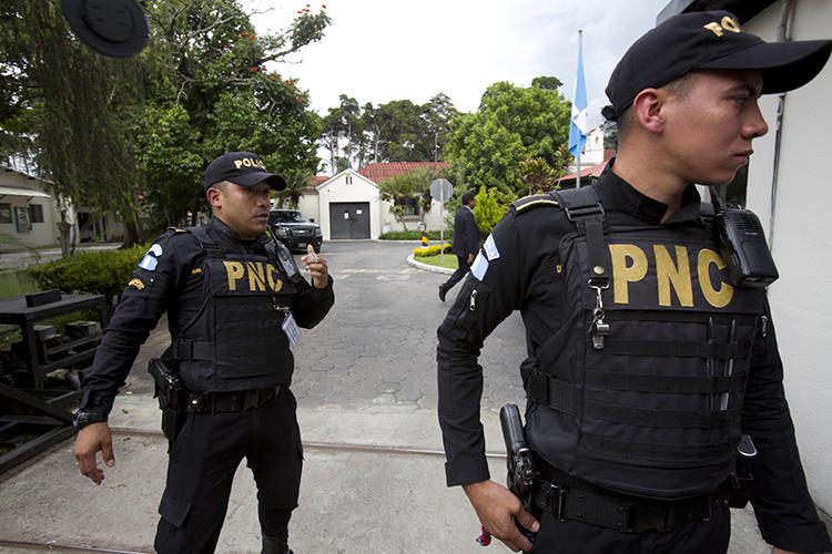 Imagen de agentes policiales en Ciudad de Guatemala el 31 de agosto de 2018. Recientemente el periodista Bryan Guerra fue asesinado en Guatemala. (AP/Moises Castillo)