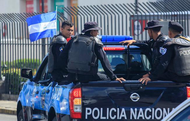 Imagen de agentes de la Policía Nacional en Managua, Nicaragua el 24 de agosto de 2019. La Policía Nacional ha estado vigilando y acosando al periodista Emiliano Chamorro. (AP/Alfredo Zuniga)