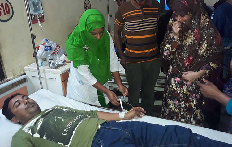 Dhaka Tribune journalist Ariful Islam receives medical help at Kurigram General Hospital on March 15, 2020. He was arrested and beaten by local authorities and police on March 13. (Dhaka Tribune)