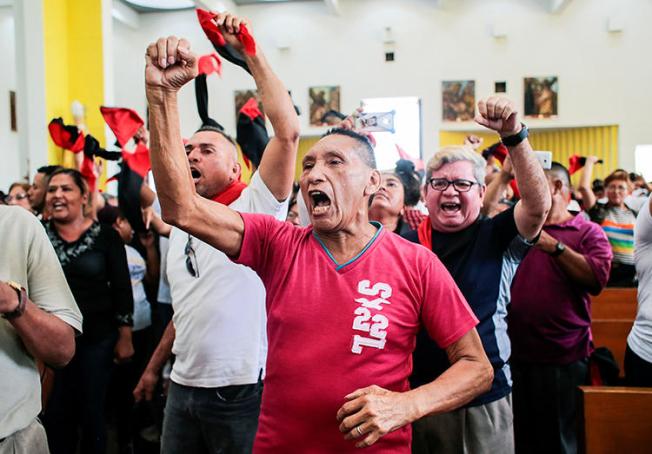 Seguidores del presidente de Nicaragua Daniel Ortega gritan consignas en la Catedral Metropolitana en Managua, Nicaragua, el 3 de marzo de 2020. Seguidores del gobierno atacaron a varios periodistas que se encontraban cubriendo un funeral en la iglesia. (Reuters/Oswaldo Rivas)