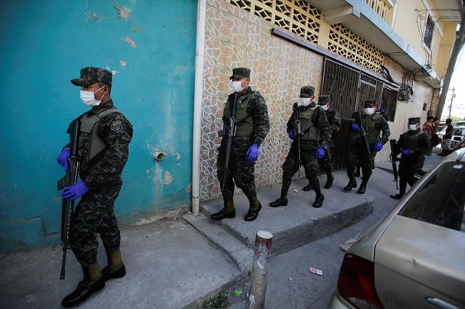 Imagen de soldados utilizando mascarillas en Tegucigalpa, Honduras, el 17 de marzo de 2020. Recientemente, el gobierno de Honduras declaró el estado de emergencia con ocasión del brote de COVID-19, y suspendió el derecho a la libertad de expresión. (Reuters/Jorge Cabrera)