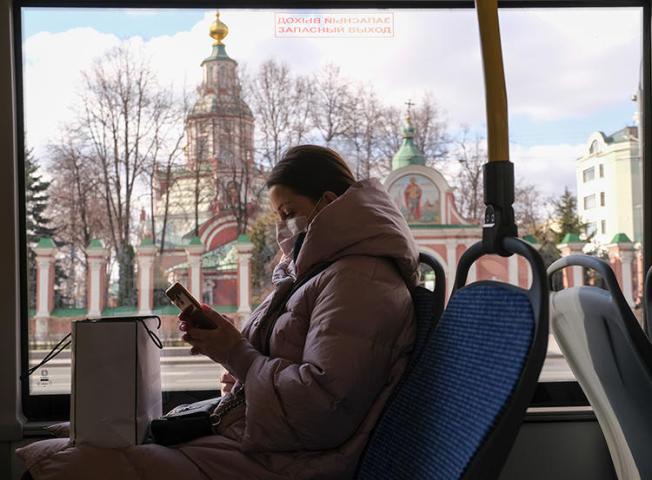 A woman wearing a protective mask is seen on a bus in Moscow, Russia, on March 23, 2020. Russia's media regulator recently censored two outlets reporting on the COVID-19 outbreak. (Reuters/Evgenia Novozhenina)