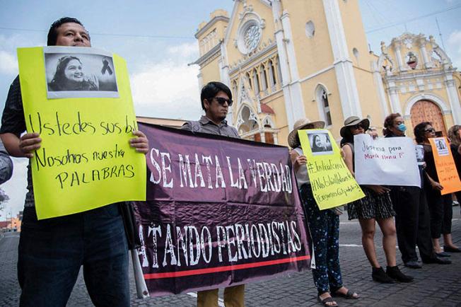 Periodistas protestan contra el asesinato de su llega Maria Elena Ferral en la Plaza Lerdo en Xalapa, en el estado de Veracruz, México, el primero de abril del 2020 (AFP/Quintanar).