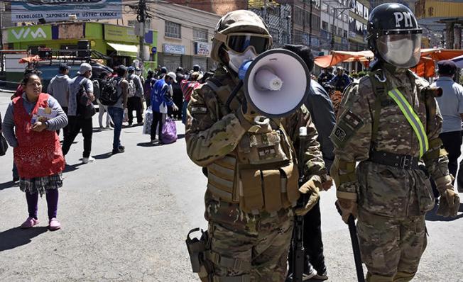 Un policía militar en El Alto, Bolivia, el 3 de abril de 2020. Bolivia promulgó recientemente un decreto que criminaliza la ‘desinformación’ sobre el brote del COVID-19. (AFP/Aizar Raldes)