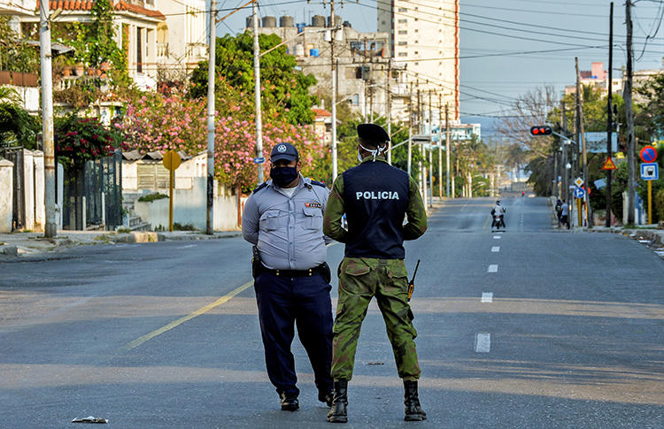 : Imagen de agentes policiales en La Habana Cuba, el 4 de abril de 2020. Recientemente, la policía citó e interrogó a la periodista Mónica Baró. (AFP/Yamil Lage)