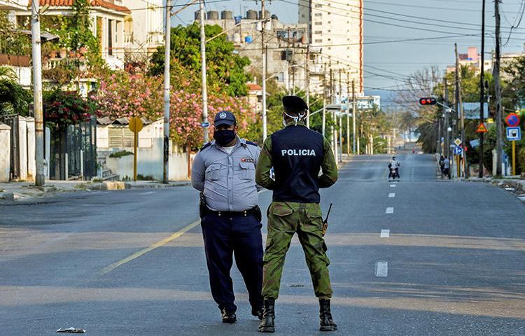 Police officers are seen in Havana, Cuba, on April 4, 2020. Police recently summoned and interrogated journalist Mónica Baró. (AFP/Yamil Lage)